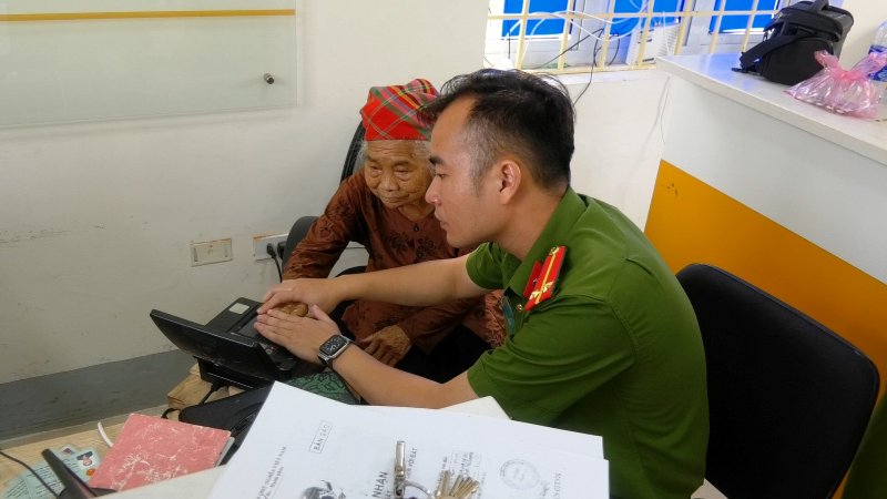 Công an Quang Bình đẩy mạnh thu nhận hồ sơ cấp CCCD kèm định danh điện tử cho công dân