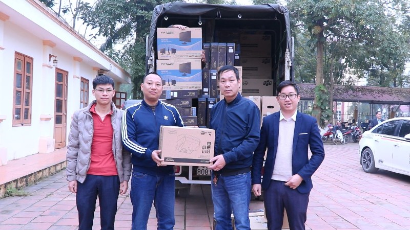 Bàn giao thiết bị CNTT cho bộ phận tiếp nhận và trả kết quả TTHC cấp xã tại huyện Quang Bình